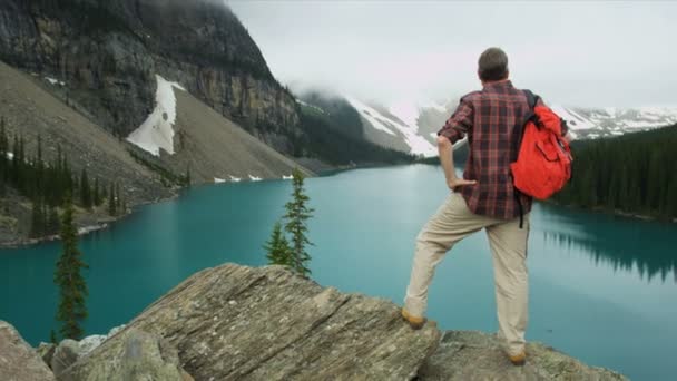 Hombre excursionista vista paisaje — Vídeo de stock