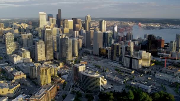 Вид на город на закате солнца в центре Сиэтла, США — стоковое видео