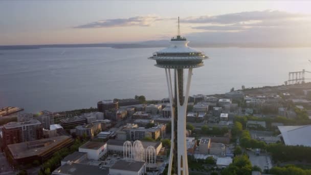 Vista aérea do pôr do sol Space Needle no centro da cidade, Seattle, EUA — Vídeo de Stock