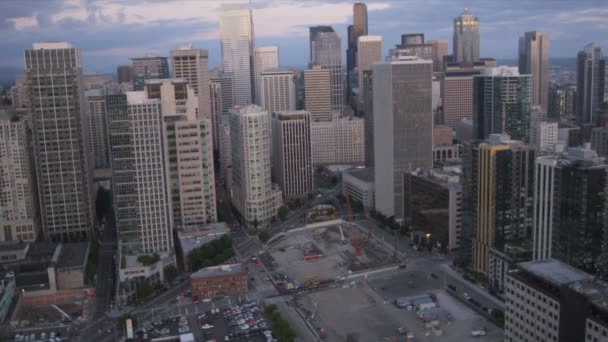 Schemering luchtfoto van wolkenkrabber financiële wijk seattle, usa — Stockvideo