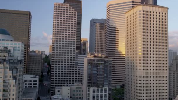 空中低级别视图夕阳城市摩天大楼在市中心，西雅图，美国 — 图库视频影像