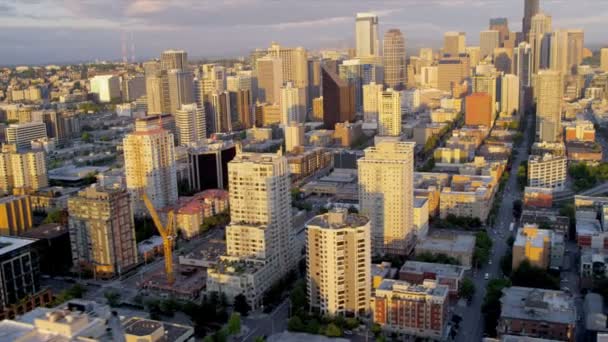 Vista aérea do pôr do sol Seattle escritórios distritos financeiros, EUA — Vídeo de Stock