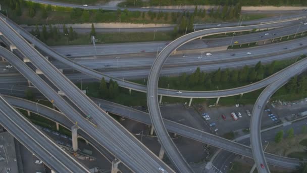 Vista aérea del atardecer Interchange Interstate 90, Seattle City, EE.UU. — Vídeo de stock