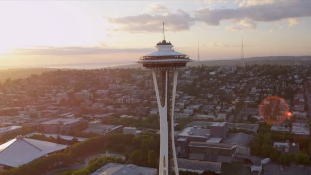 美国西雅图，日落鸟瞰空间针观察塔 — 图库视频影像