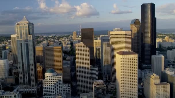 Luftaufnahme bei Sonnenuntergang von Columbia Zentrum, Seattle USA — Stockvideo