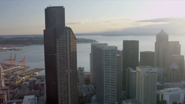 Solnedgång Flygfoto med sol flare columbia center downtown seattle usa — Stockvideo