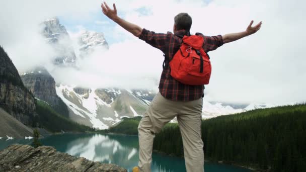 男性的徒步旅行者享受成功的喜悦 — 图库视频影像