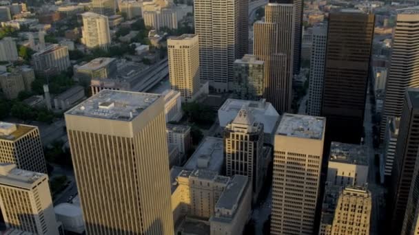 Zonsondergang luchtfoto 1201 derde avenue, seattle, Verenigde Staten — Stockvideo