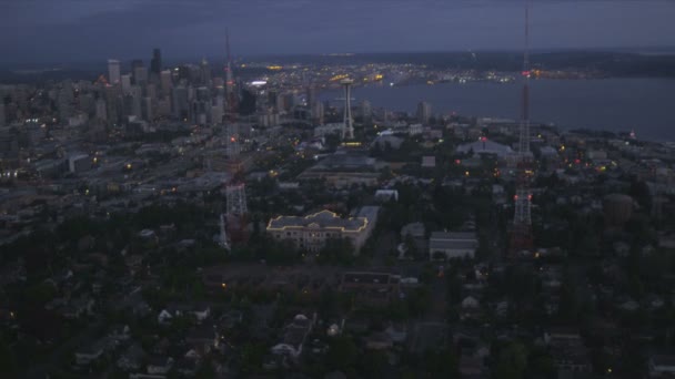 Flygfoto utrymme nål downtown seattle, puget sound, usa — Stockvideo