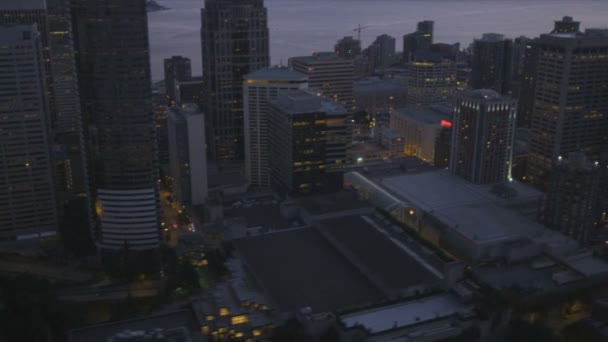 Сутінки пташиного польоту освітлені downtown бізнес-офісами Сіетл, США — стокове відео