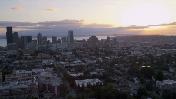 Luchtfoto zonsondergang downtown seattle business en finance center, Verenigde Staten — Stockvideo