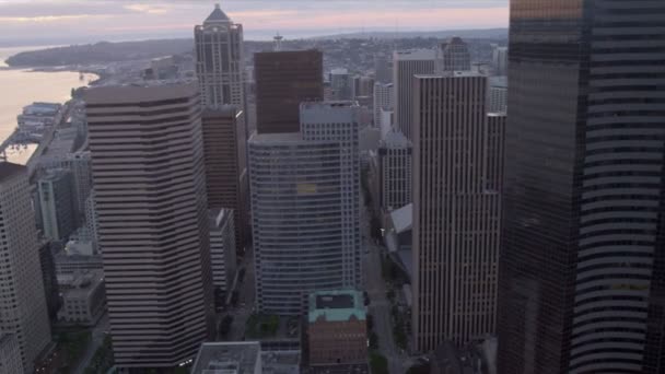 Luchtfoto schemering weergave business center wolkenkrabbers, seattle, Verenigde Staten — Stockvideo