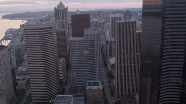 Vista aérea del atardecer Business Center Rascacielos, Seattle, Estados Unidos — Vídeos de Stock