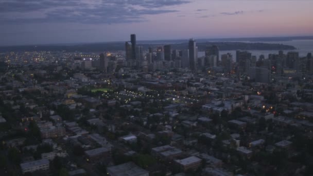 Під час заходу сонця пташиного польоту хмарочосів бізнес центру Сіетла, США — стокове відео