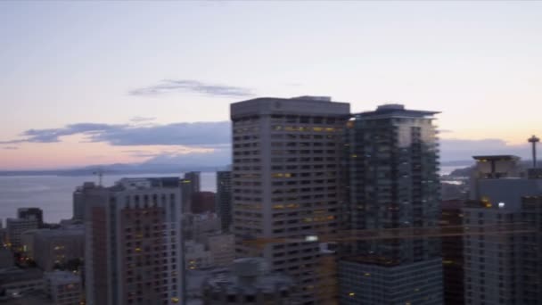 Пташиного польоту під час заходу сонця місто хмарочосів Фінансовий район Сіетл, США — стокове відео