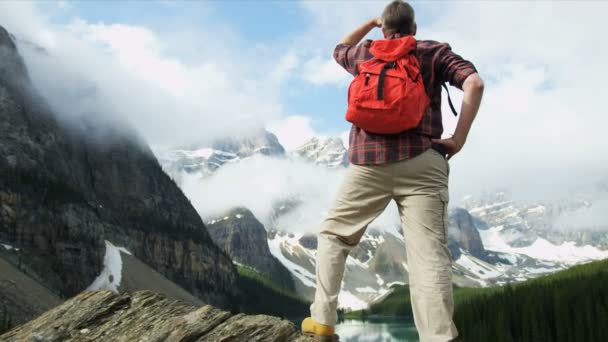 Mannelijke wandelaar genieten van majestueuze landschap — Stockvideo