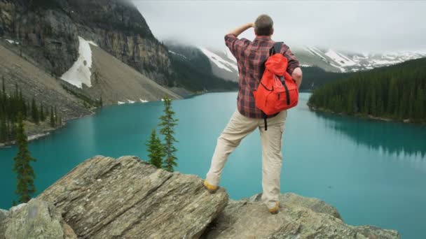 Senderista masculino disfrutando de un paisaje majestuoso — Vídeos de Stock