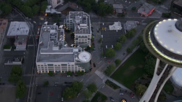 Vista aérea sobre la vista superior al atardecer Space Needle, Seattle, EE.UU. — Vídeo de stock