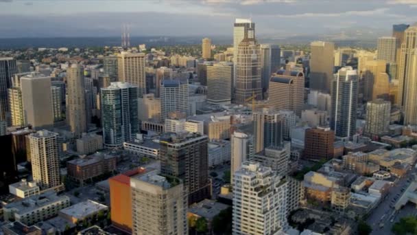 Vista aérea al atardecer Rascacielos de Seattle, Estados Unidos — Vídeos de Stock