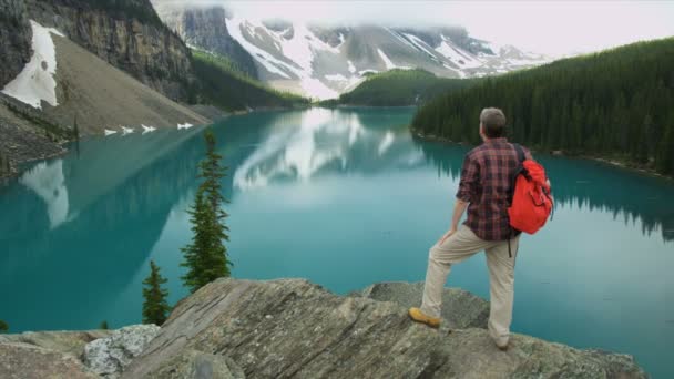 Senderista masculino disfrutando de un paisaje majestuoso — Vídeos de Stock