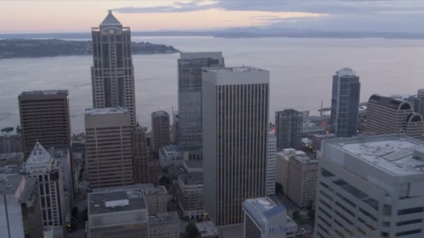 Luchtfoto schemering weergave zakelijke district wolkenkrabbers, seattle, Verenigde Staten — Stockvideo