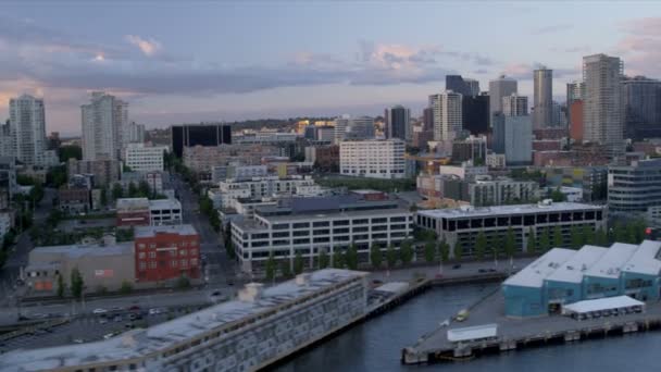 Luftaufnahme der Küste Innenstadt Seattle Pikes Ort Fischmarkt, Vereinigte Staaten — Stockvideo