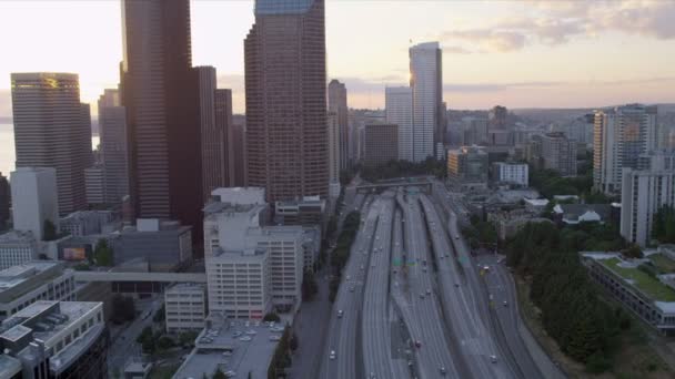 日落鸟瞰哥伦比亚中心市区西雅图，美国 — 图库视频影像