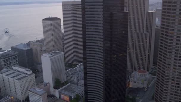 Εναέρια σούρουπο θέα θάλασσα Πύργος ουρανοξύστες του Σιάτλ, ΗΠΑ — Αρχείο Βίντεο