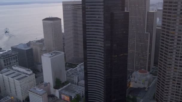 Vue Aérienne Du Crépuscule Sea Tower Seattle Skyscrapers, États-Unis — Video