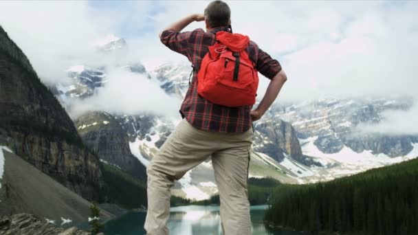 Senderista masculino disfrutando de un paisaje majestuoso — Vídeos de Stock