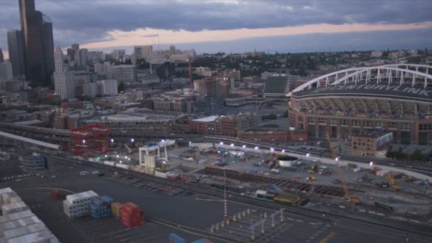 Vista aérea CenturyLink Field and Baseball Stadium y muelles Seattle, Estados Unidos — Vídeos de Stock