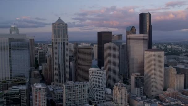 Αεροφωτογραφία ηλιοβασίλεμα Κολούμπια κέντρο smith Πύργος, Σιάτλ, ΗΠΑ, — Αρχείο Βίντεο