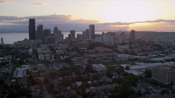 Під час заходу сонця пташиного польоту міста Сіетл-центр бізнесу і фінансів, США — стокове відео