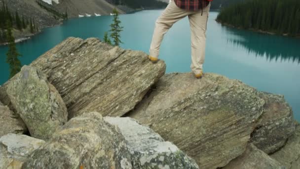 Hombre excursionista vista paisaje — Vídeos de Stock