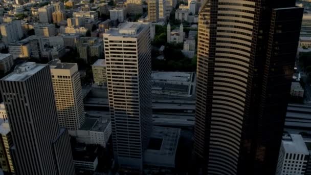 Luchtfoto zonsondergang met zon flare columbia center downtown seattle usa — Stockvideo