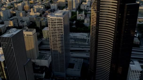 Gün batımı manzaralı Hava: Güneş parlaması columbia Merkezi downtown seattle ABD — Stok video