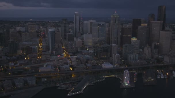 Aerial dusk view Seattle illuminated Ferris wheel Waterfront Park, USA — Stock Video