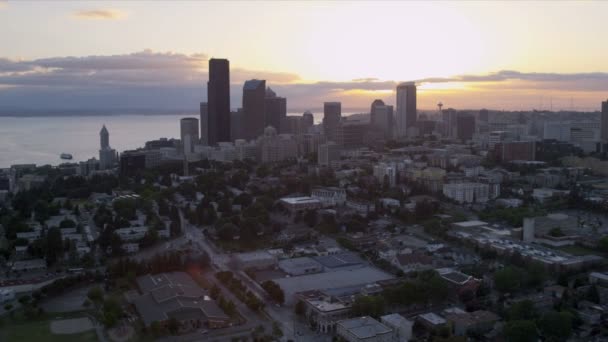 Vista aérea do pôr do sol no centro de Seattle Business and Finance Center, EUA — Vídeo de Stock