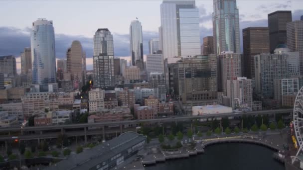 Zonsondergang luchtfoto van het seattle grote wiel waterfront park, Verenigde Staten — Stockvideo