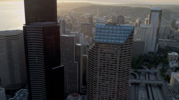 Vista aérea del atardecer con destello solar Columbia Center Downtown Seattle USA — Vídeos de Stock