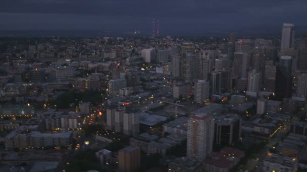 夕暮れの空撮点灯ダウンタウン シアトル ビジネス オフィス、アメリカ合衆国 — ストック動画