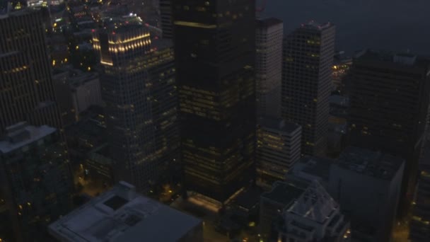 Luchtfoto schemering verlicht weergave downtown seattle zakencentrum Financiën, Verenigde Staten — Stockvideo