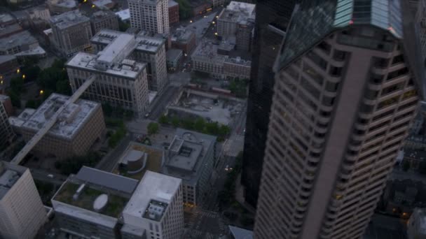 Vista aérea del rascacielos al atardecer Ciudad Metropolitana Seattle, Estados Unidos — Vídeos de Stock