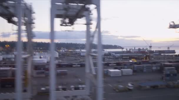 Vista aerea sul tramonto Harbor Island Serbatoi di stoccaggio del petrolio Porto di Seattle, Stati Uniti — Video Stock