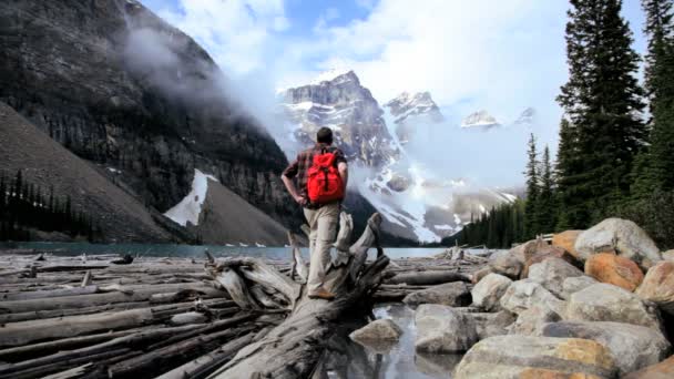 Male hiker viewing mountain range — Stock Video