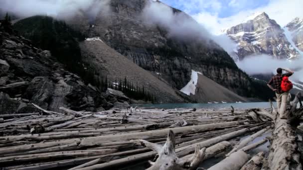 Männlicher Wanderer mit Blick auf Bergkette — Stockvideo