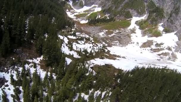 Flygfoto över vinterlandskap i bergen — Stockvideo