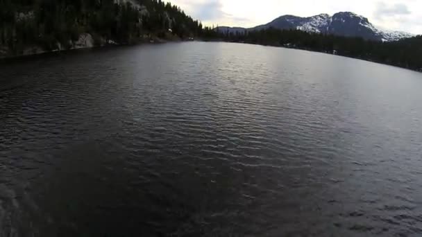 Veduta aerea del lago di montagna in Canada — Video Stock