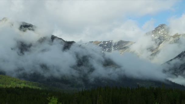 Nubes girando a través de los picos de montaña — Vídeo de stock