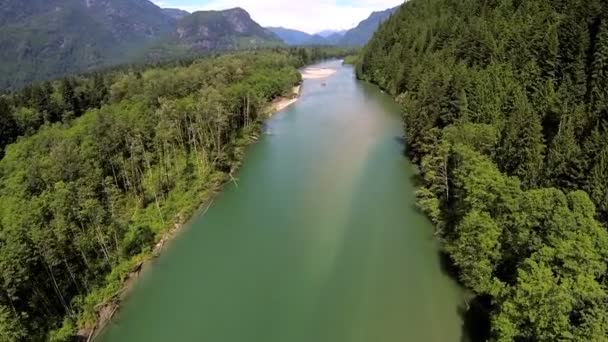 Вид с воздуха на реку в горах, Канада — стоковое видео